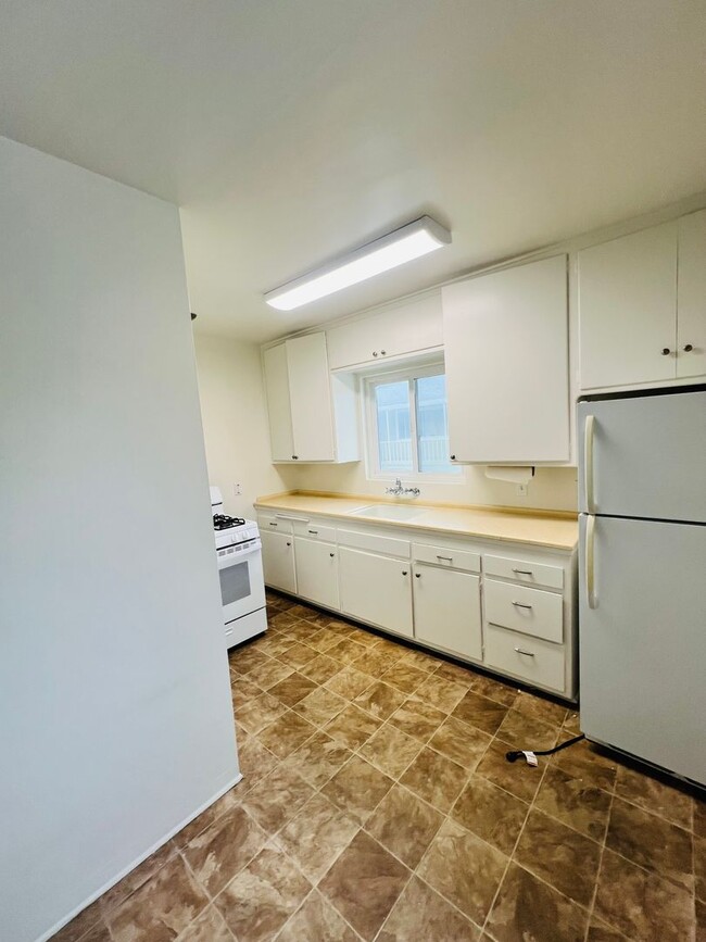Building Photo - Midtown Ventura - One bedroom, one bath upstairs apartment