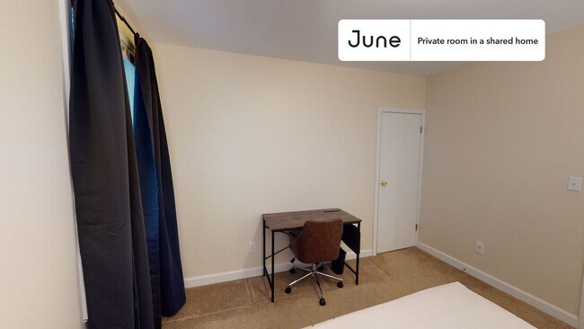 Foto del edificio - Private bedroom in 3 bed/1 bath Home