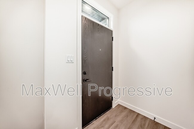 Photo du bâtiment - 15724-15103 103 Ave NW