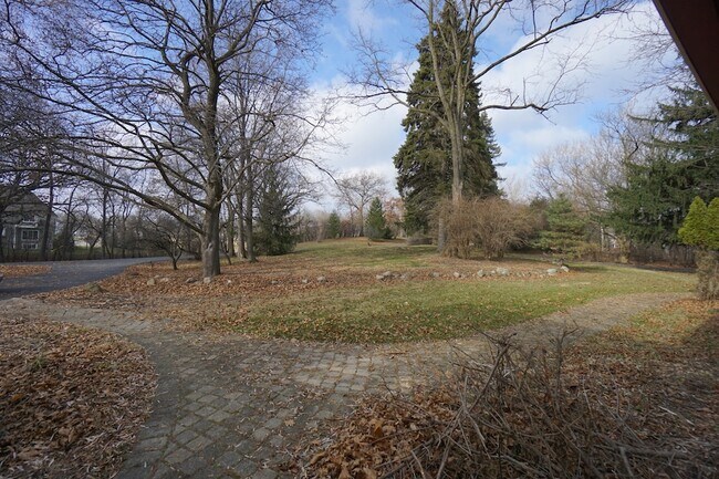 Building Photo - 613-613 Three Oaks Rd
