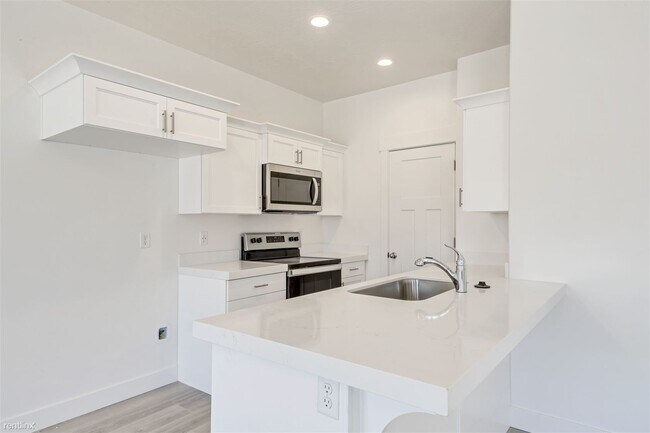 Building Photo - 4 br, 3 bath Townhome - 7081 North Silver ...
