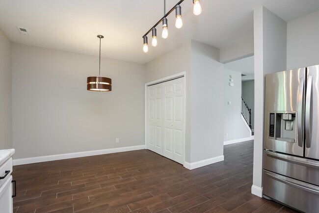 Building Photo - Amazing 3 Bedroom