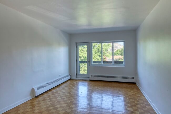 Building Photo - 2400 Av. Van Horne