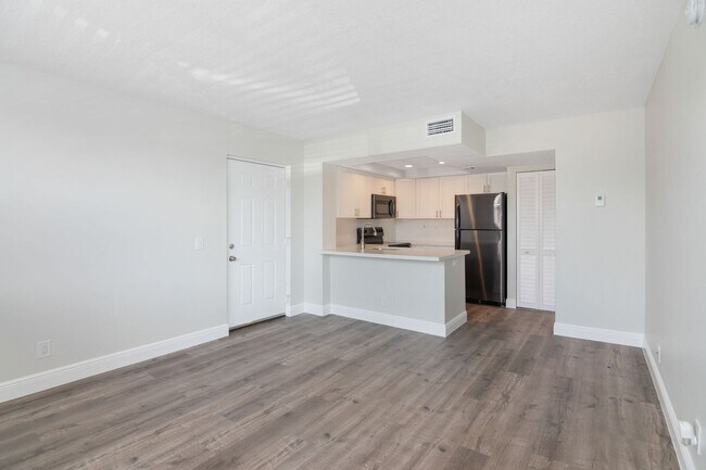 Foto del edificio - ONE BEDROOM ONE BATHROOM! WATERFRONT COMMU...