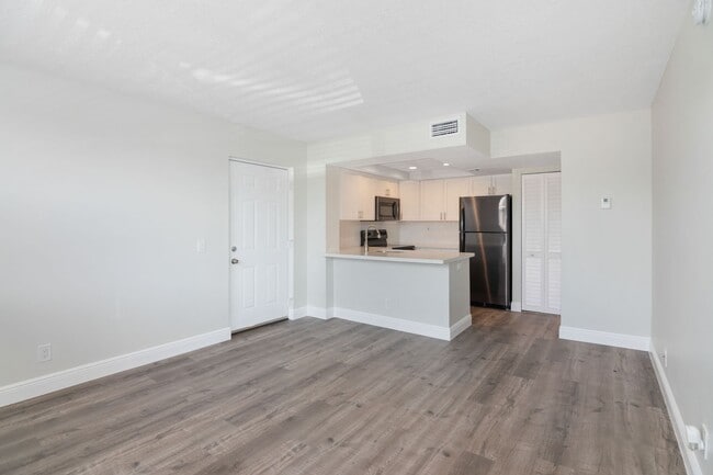 Building Photo - ONE BEDROOM ONE BATHROOM! WATERFRONT COMMUNITY! WITH W/D!!