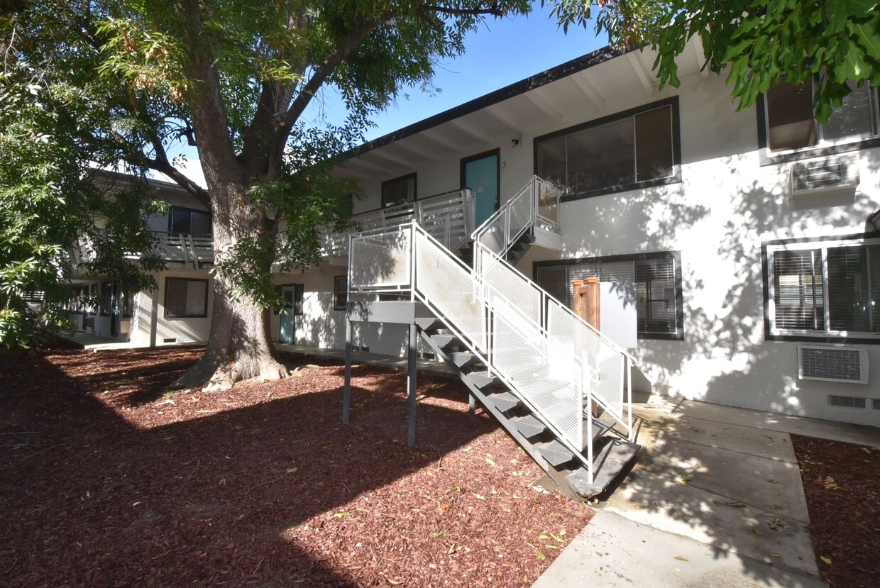 Primary Photo - 6125 Whitsett Ave