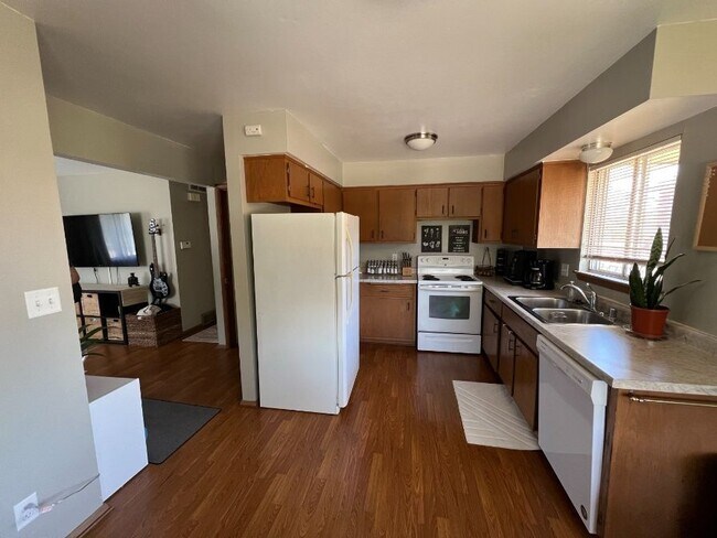 Building Photo - 3642 E Lunham Ave