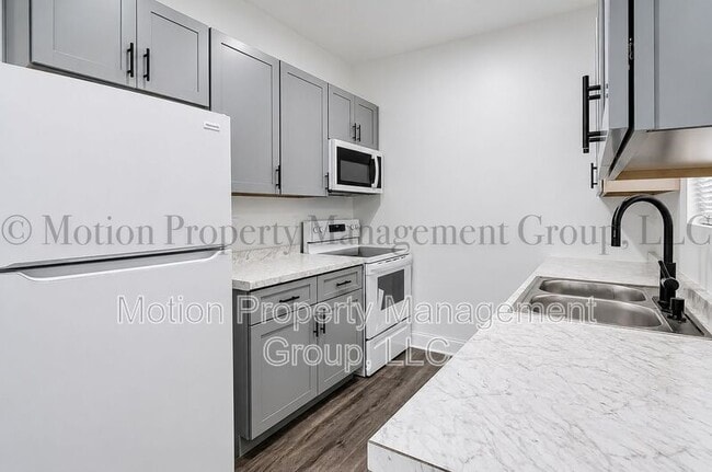 Building Photo - 702 Carmen Ave