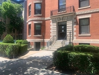 Building Photo - 1064 Beacon St