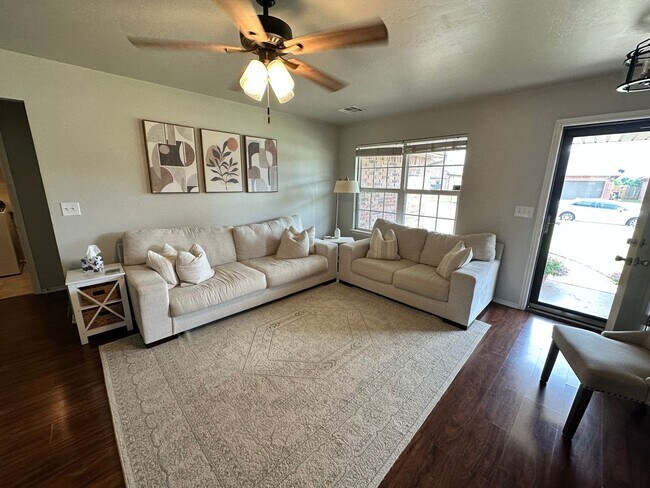 Foto del edificio - For Rent: Charming 3 Bed, 2 Bath Home in M...