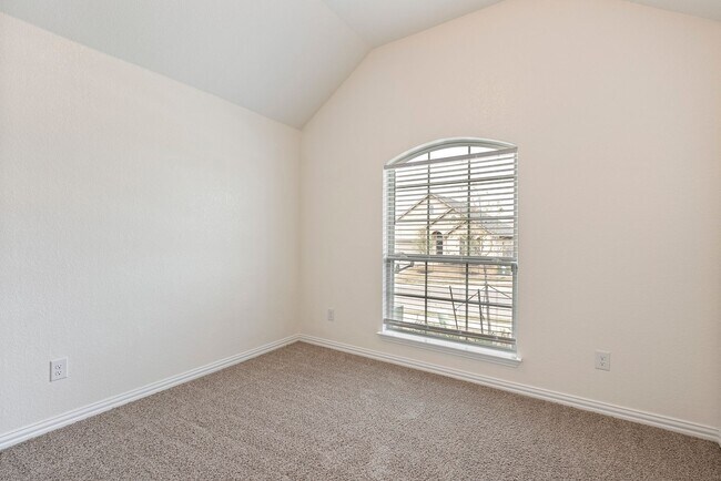 Building Photo - Beautiful 5 bedroom, 3 bathroom home in Buda!!!