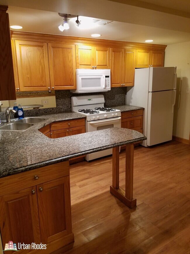 Building Photo - 3044 W North Ave