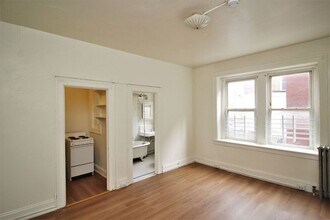 Building Photo - 6 E Read St