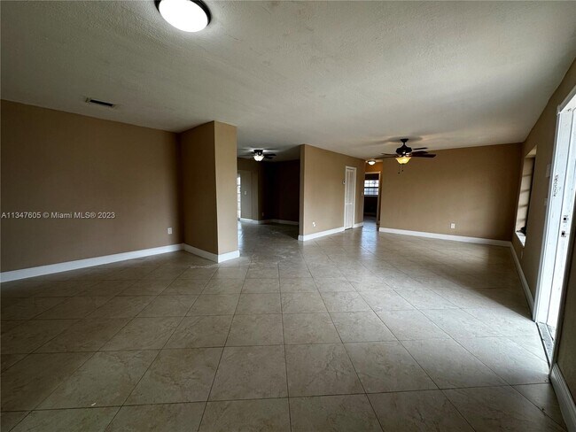 Foto del edificio - 141 NE 212th St