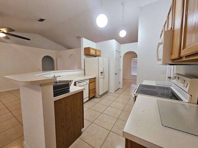 Foto del edificio - Beautiful 4-bed, 2-bath Home, with Functionality with Style,