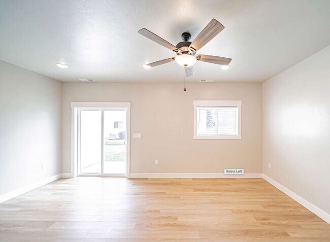 Foto del edificio - END UNIT TOWNHOME!!