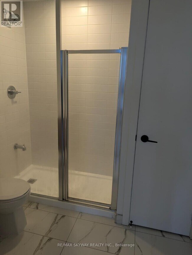 Photo du bâtiment - 10 Lagerfeld Dr