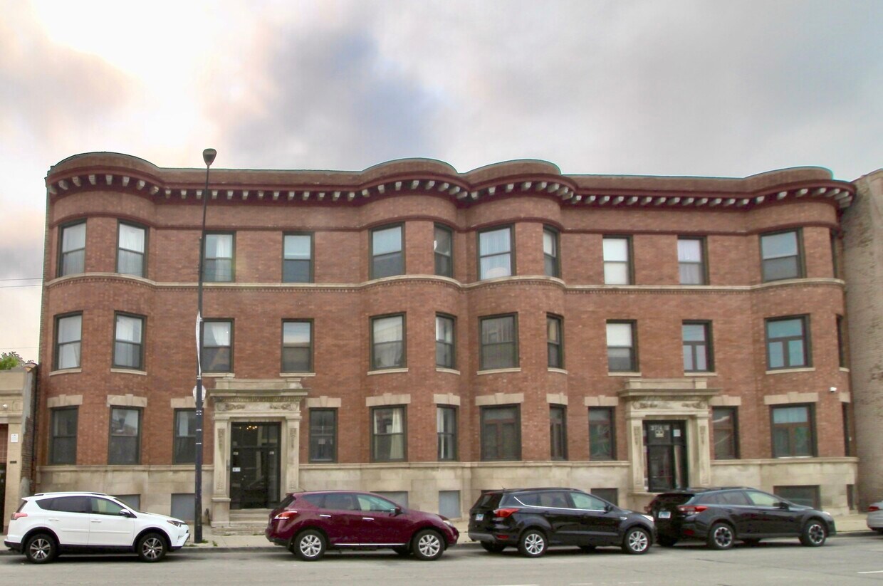 Primary Photo - 3720 S Indiana Ave