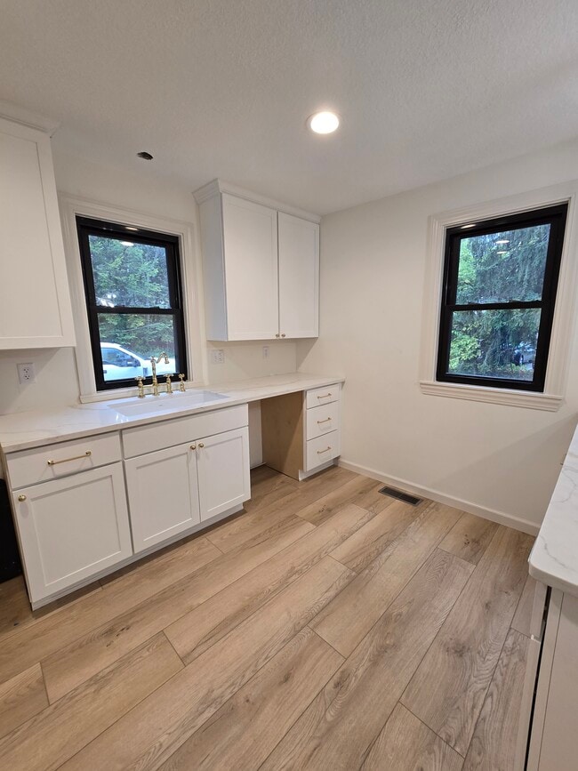 Building Photo - 856