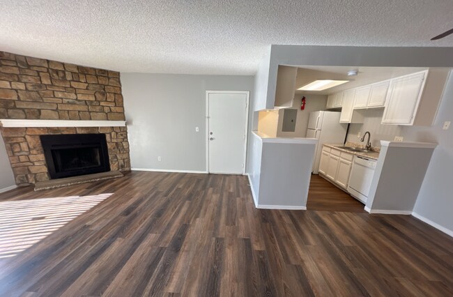 Building Photo - Spacious ground level 3 bedroom Condo in R...
