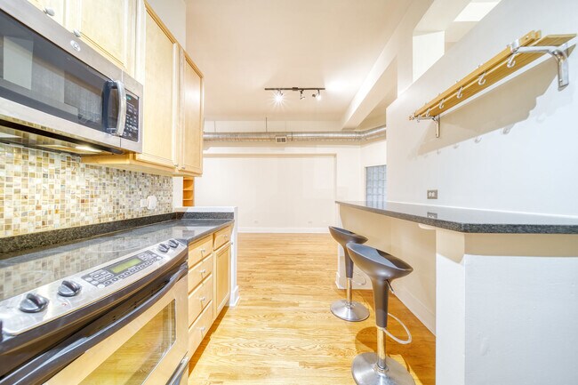 Building Photo - 4751 N Artesian Ave