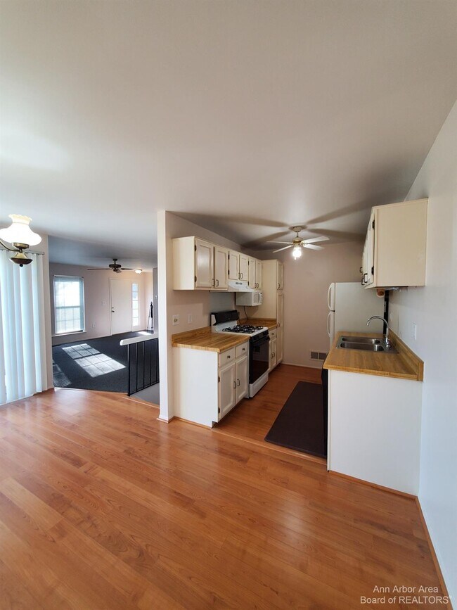 Foto del edificio - 40149 Newport Dr
