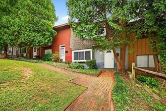 Building Photo - 94 Woodlake Dr