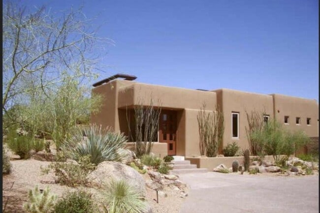 Building Photo - 10935 E Graythorn Dr