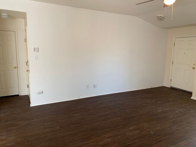 Foto del edificio - Charming Home Awaits: Spacious & Modern Living in a Prime Location