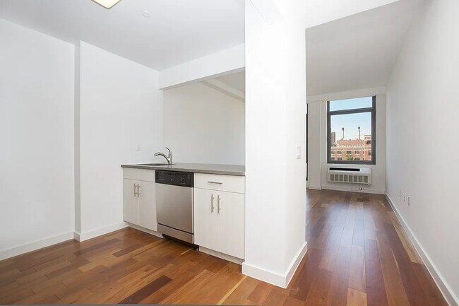 Foto del edificio - 321 E 3rd St