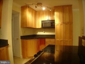 Building Photo - 806 S Arlington Mill Dr