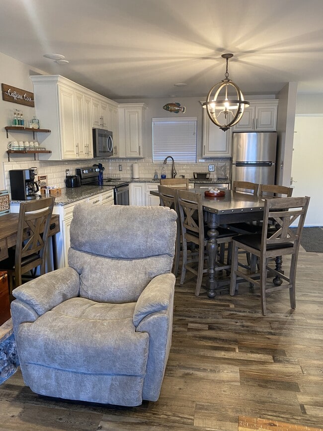 Building Photo - 611 Lazy Days Rd