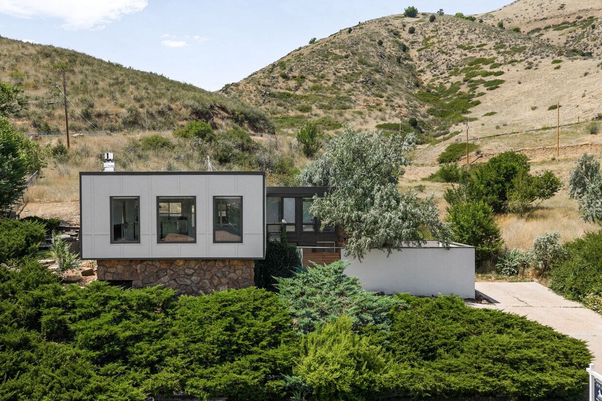 LUX 3BD, 3BA Foothills Home Only 5 Minutes... - LUX 3BD, 3BA Foothills Home Only 5 Minutes...
