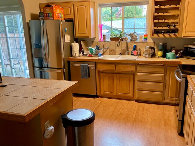 Kitchen - 1049 Tolman Creek Rd