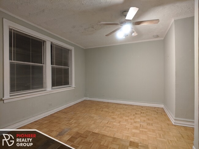 Building Photo - 711 W Belmont Ave
