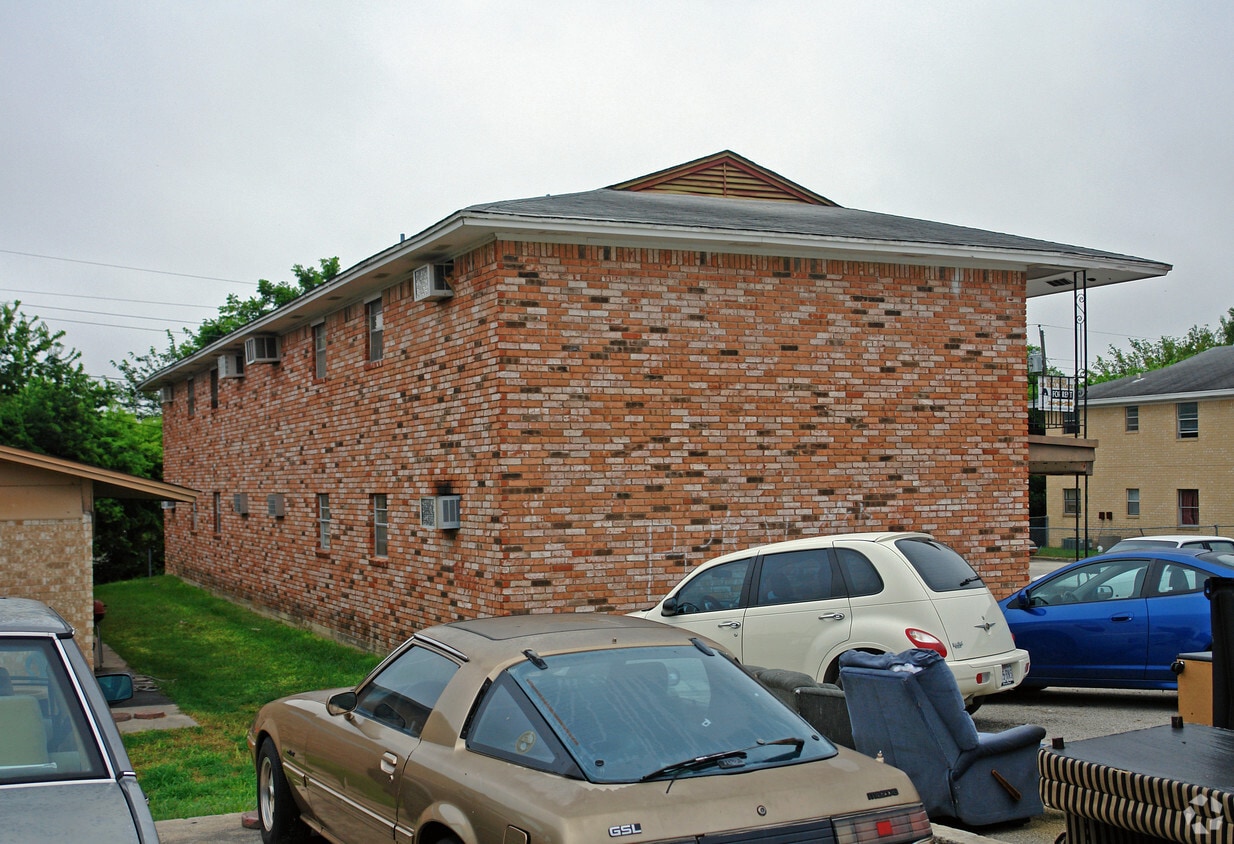 Building Photo - Urbantke Apartments