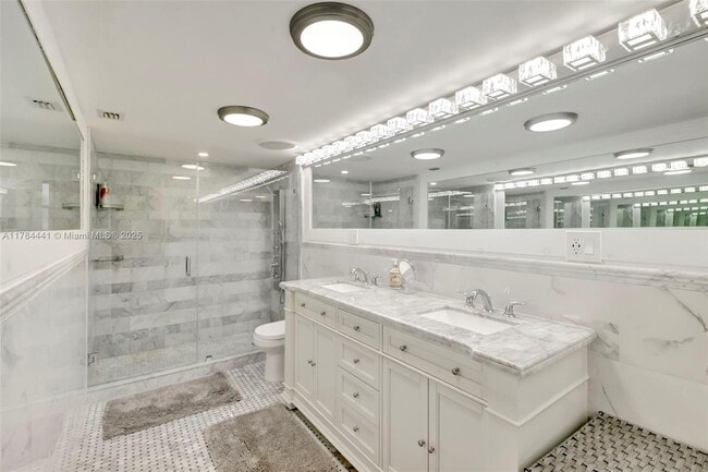 Building Photo - 2401 Collins Ave