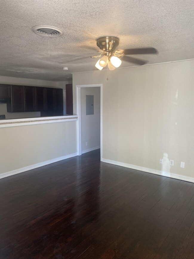 Building Photo - 119 Cox Dr