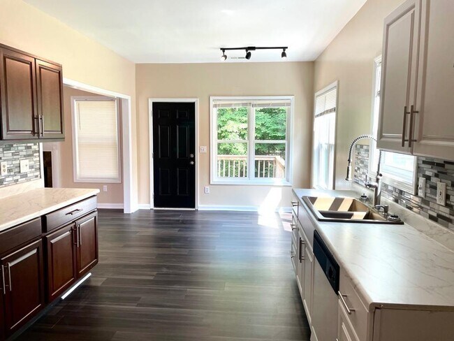 Foto del edificio - 2315 Lake Royale Dr