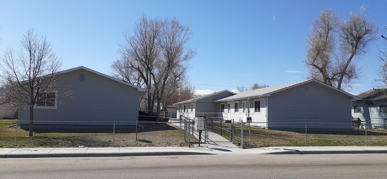 Primary Photo - Spacious studio in a duplex with laundry c...