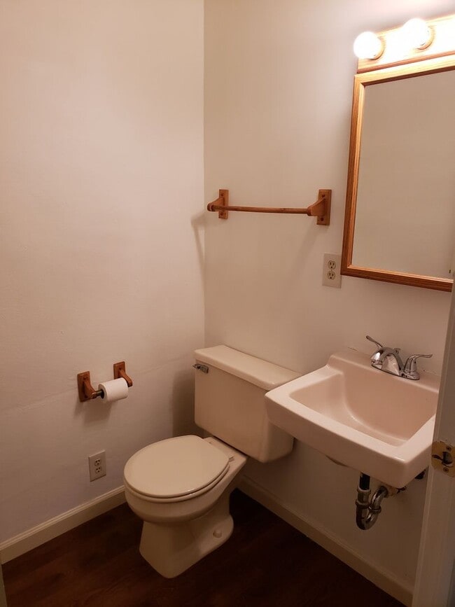 Building Photo - Short term furnished rental for temporary ...