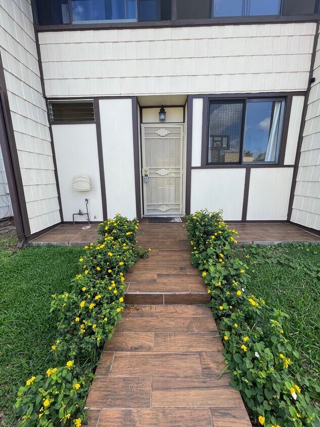 Primary Photo - Spacious Mililani attached 2 story Single ...