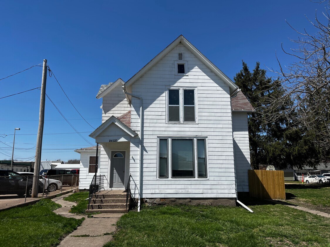 2412 N 2nd St, Clinton, IA 52732 Rentals in Clinton at 2412 N 2nd St