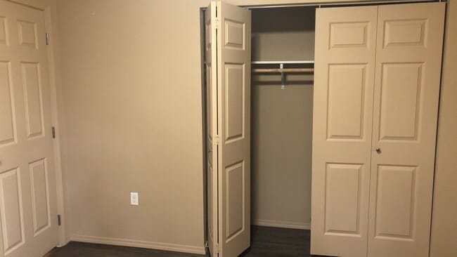 Building Photo - 221-223-223 NW Sunrise Dr