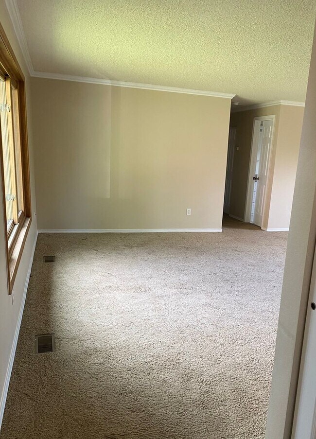 Building Photo - Large Ranch Style house