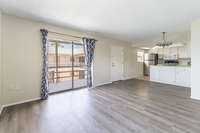 Building Photo - 2 Bed 2 Bath Condo - Close to Beach & Airport
