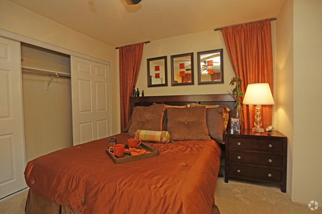 Bedroom - Shadowlake Villa Apartments