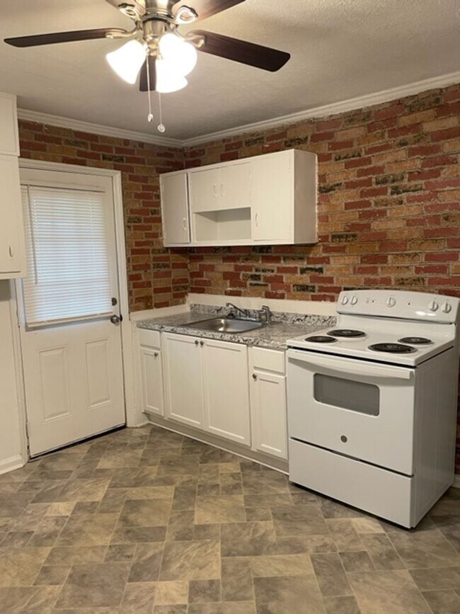 Building Photo - Quaint 2 Bedroom 1 Bath Home in Austell