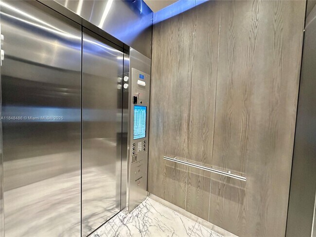 Foto del edificio - 650 NE 32nd St