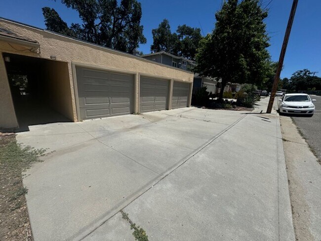 Foto del edificio - 2 bedrooms, 1 bath Duplex with garage and ...